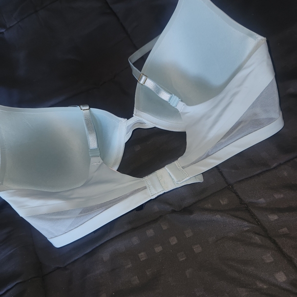 Victoria Secret Bra uplift plunge - Picture 3 of 6